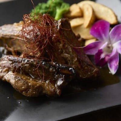 料理長自慢のローストスペアリブが人気!