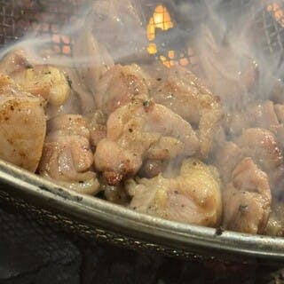 新鮮な大山どりを使用した炭火焼き鳥が自慢