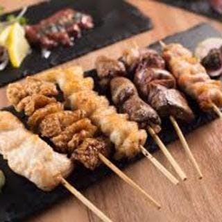 朝〆の新鮮な鶏肉を使用したお任せ5本盛り