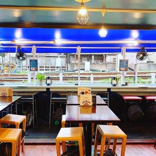 開放的なオープンテラスで安心の食事空間