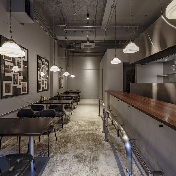 開放的でおしゃれな店内、ペット同伴可