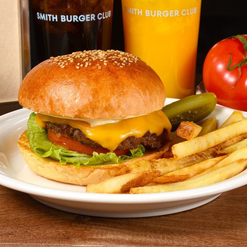 ビーフ100％のジューシーハンバーガー