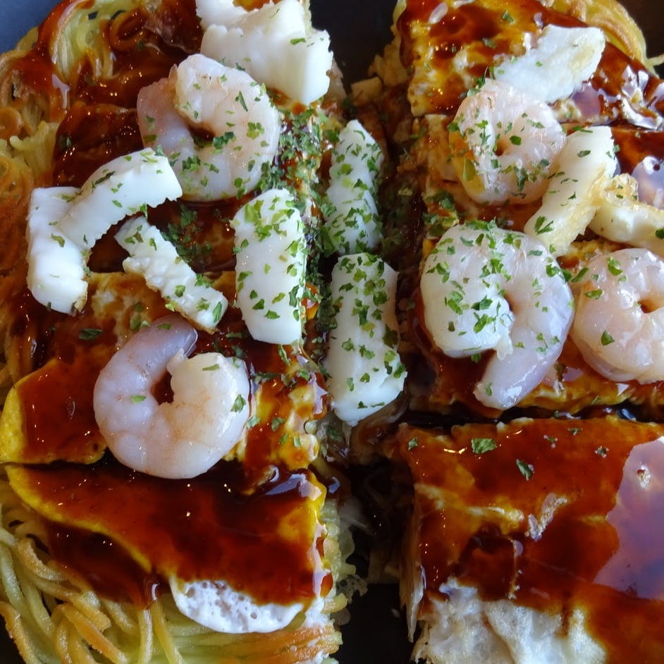 本場の広島風お好み焼きを提供