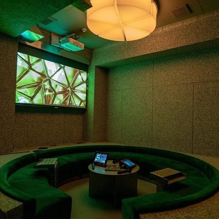 落ち着いた雰囲気の店内空間