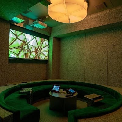 落ち着いた雰囲気の店内空間