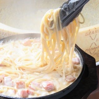 大きなイタリア産チーズの器で絡めるチーズパスタは必食！