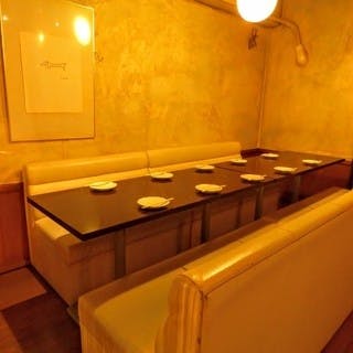 個室風の広くゆったりとしたソファー席は特に人気