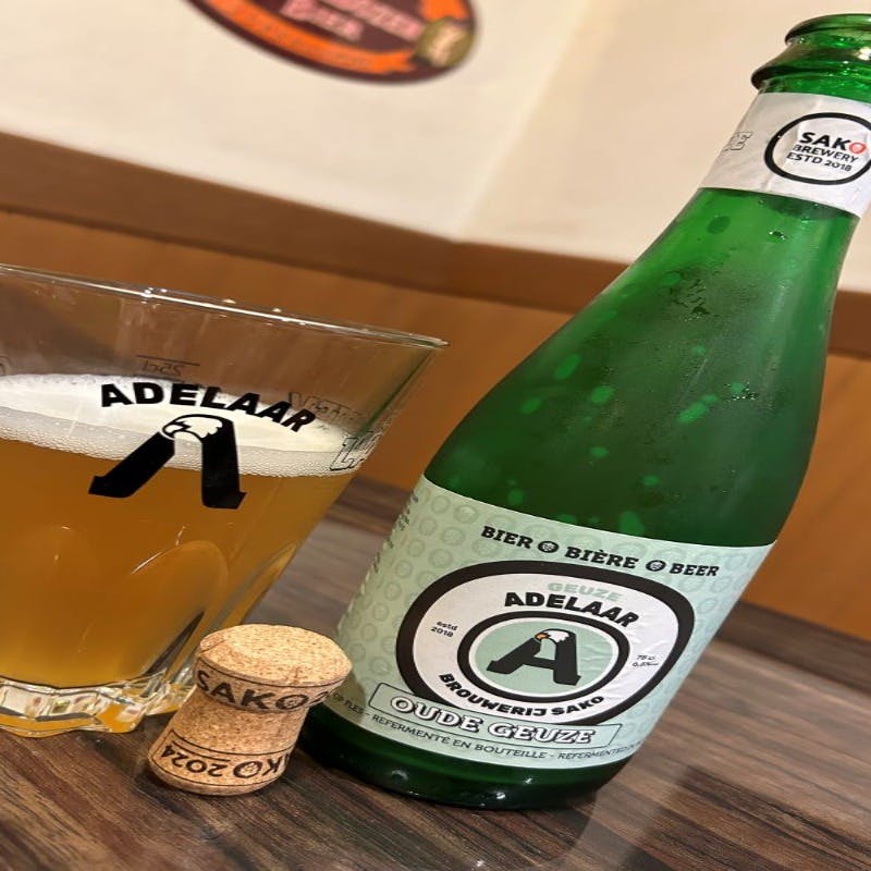 豊富なワインセレクションで料理を引き立てる