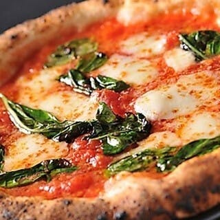 窯焼きピッツァが700円から楽しめる！