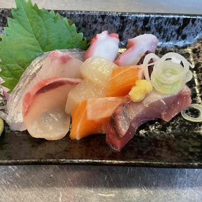 新鮮な刺身の盛り合わせ