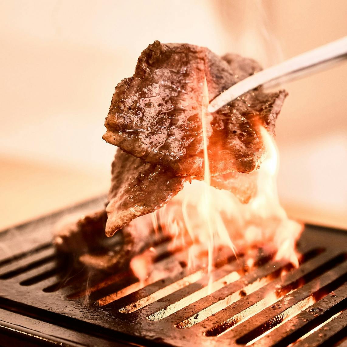 炭火で焼く本格焼肉