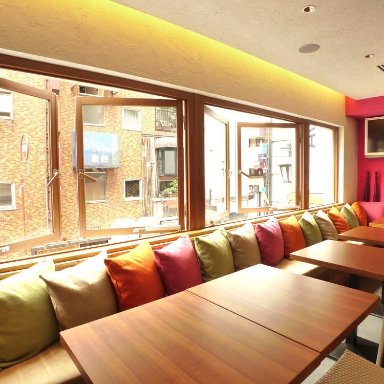 メキシコの雰囲気漂うカラフルな店内