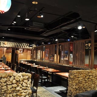 沖縄の陽気さと銀座の大人な雰囲気が融合した店内