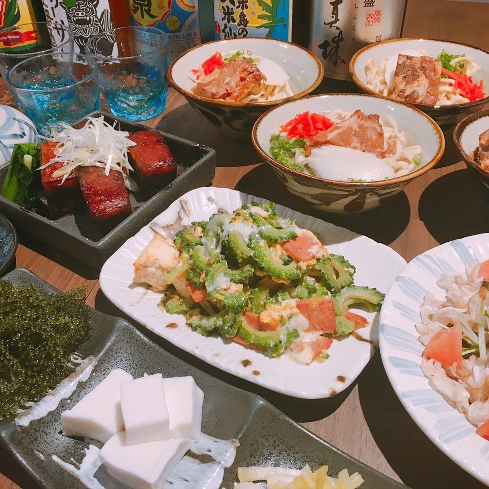 多彩な沖縄料理のラインナップ