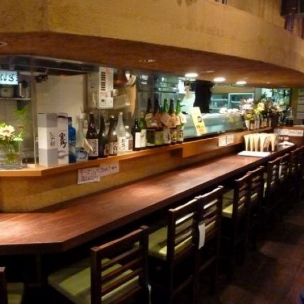 活気あふれる店内で楽しい時間を