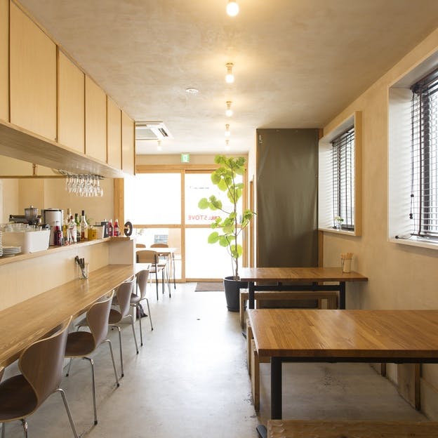 木の温もり溢れる落ち着いた店内
