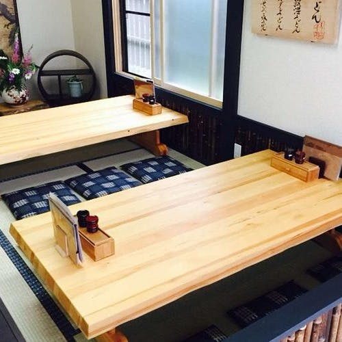 落ち着いた和の雰囲気の店内