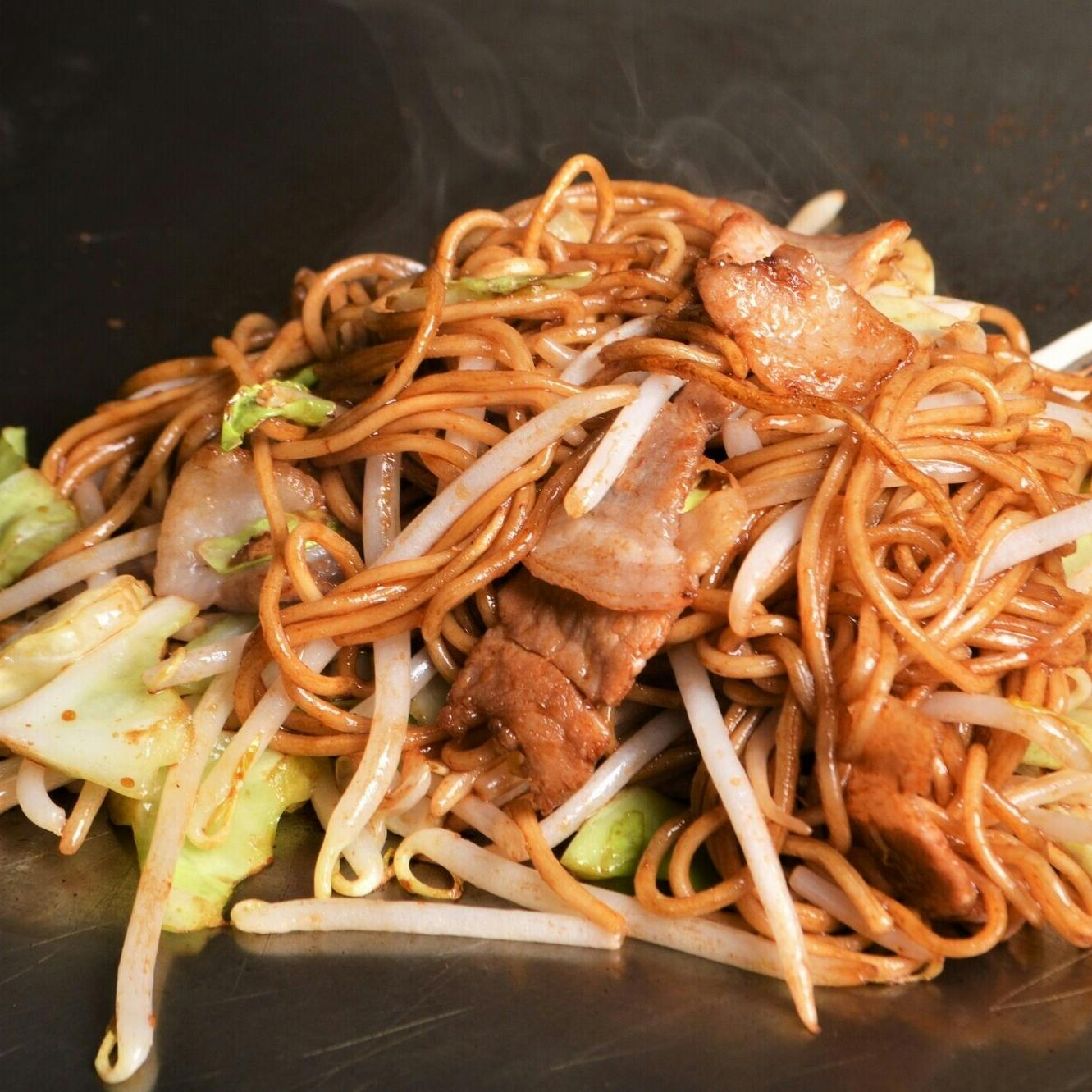 焼きそば：香ばしいソースが絡む細麺の逸品