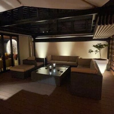 開放感あふれる屋外テラスで贅沢なひとときを