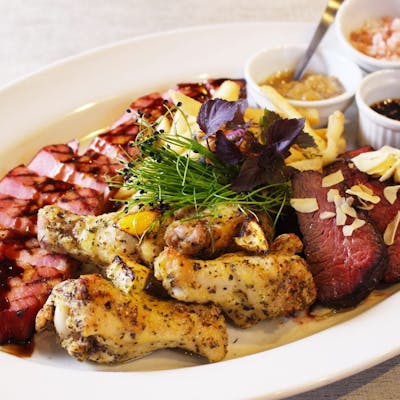 肉好き集まれ!贅沢すぎる肉盛りプレートで、心ゆくまで旨味を堪能。