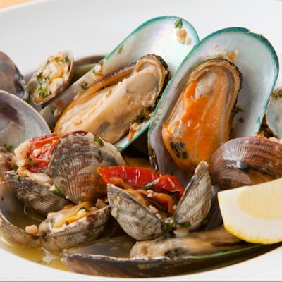 海の恵みを、シンプルに、贅沢に。アサリとムール貝の旨味を凝縮した一皿。