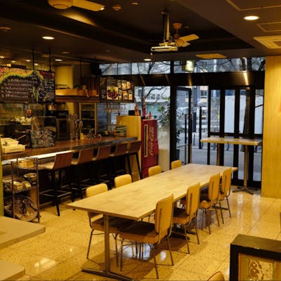 開放感と温もりが出会う場所。LF CAFEで、あなただけのリラックスタイムを。