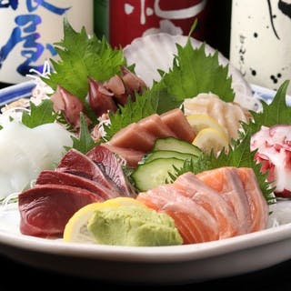 豊洲市場直送！新鮮な刺身盛り合わせ