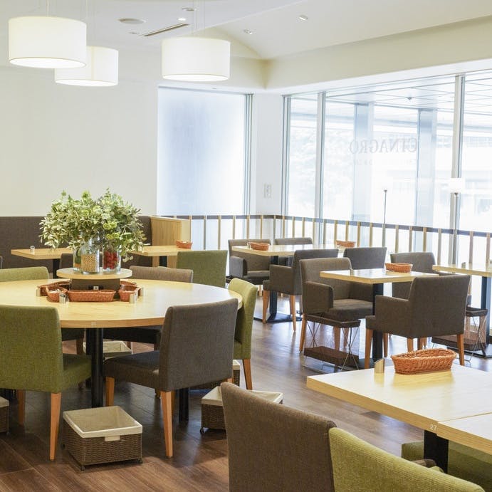 明るく開放的な店内でリラックス