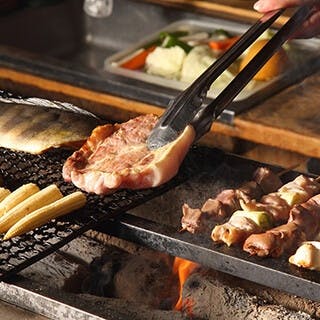 炭火焼きの香りが食欲をそそる！新鮮食材の炉端焼き