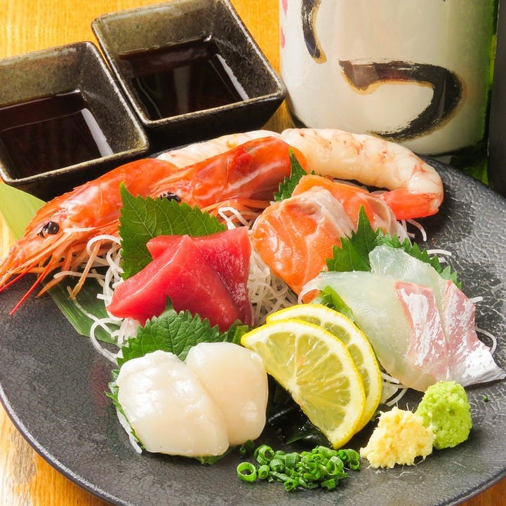 新鮮な刺身の盛り合わせ