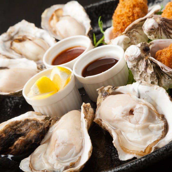 全国から厳選した旬の生牡蠣を常時10種以上提供