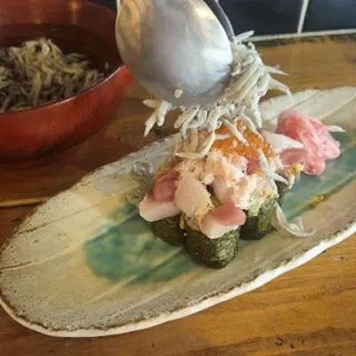 豪快に豪華に!どっさりシラスのこぼれあて巻き