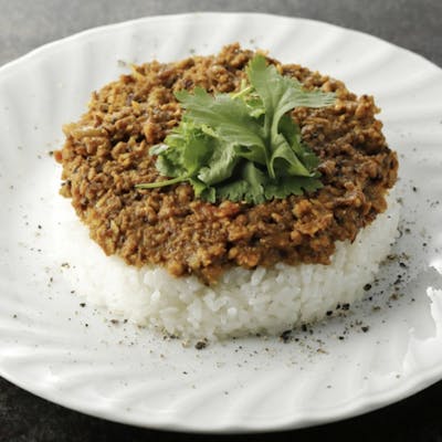 お酒だけじゃない──Bar Hexagoneのもう一つの魅力“キーマカレー”