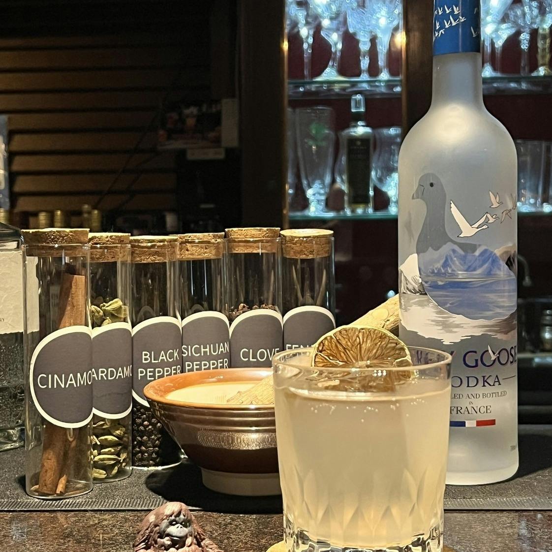 グラスに宿る、六角形の美学。カクテルの世界へ