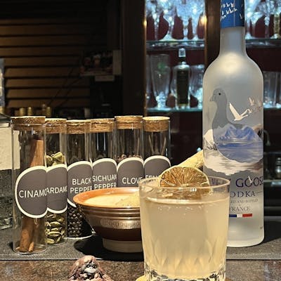 グラスに宿る、六角形の美学。カクテルの世界へ