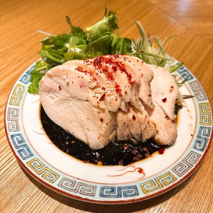 蒸し鶏の前菜でさっぱりとした味わいを