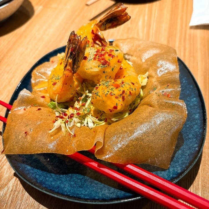 自家製ソースが決め手の絶品エビ料理