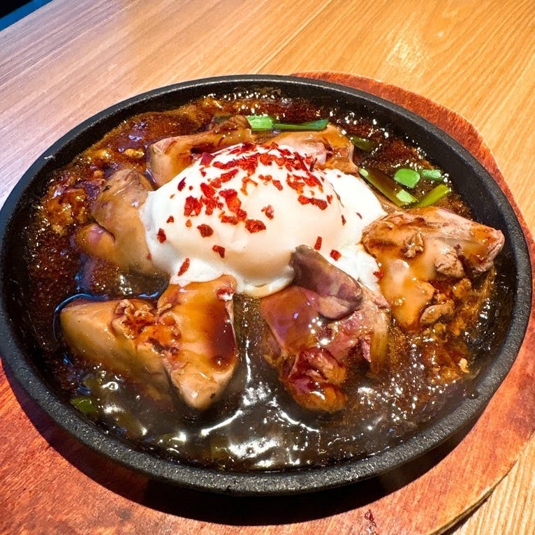 熱々の鉄板で提供するジューシーな肉料理