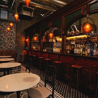 お洒落な空間を貸切　アンティーク家具とモザイクタイルの床