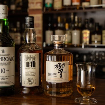 多彩なウイスキーとカクテルの品揃え