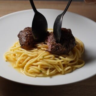 目の前で仕上げるライブ感満載の和牛パスタ