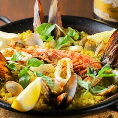 ヘルシーな玄米パエリアを全コースで提供