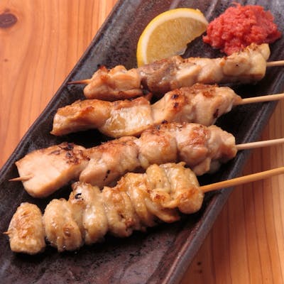 香ばしい炭火焼き串を仲間とシェア