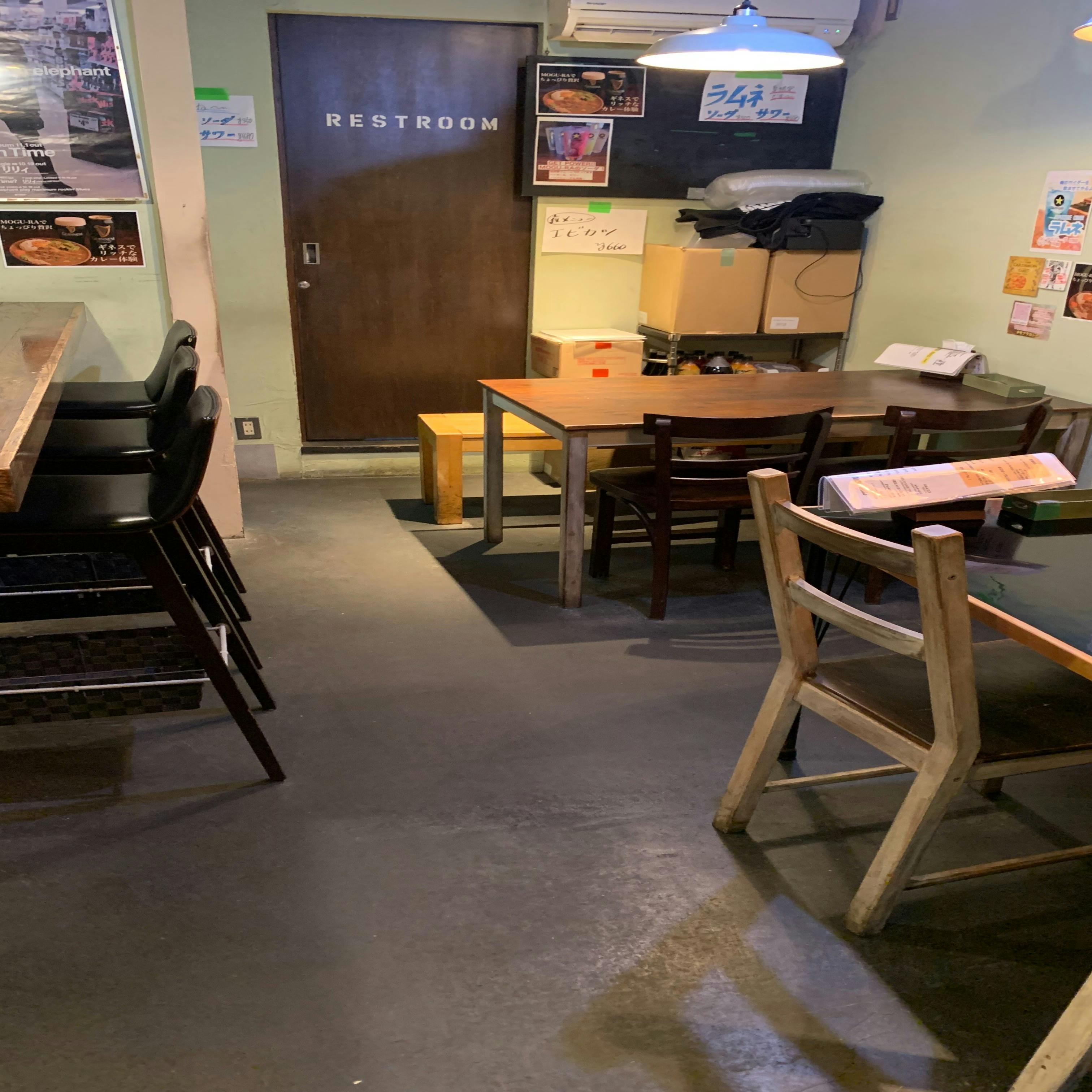 落ち着いた雰囲気の店内