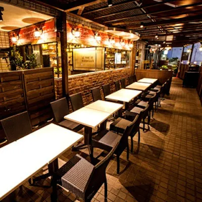 雨でも安心のテラス席でBBQを満喫