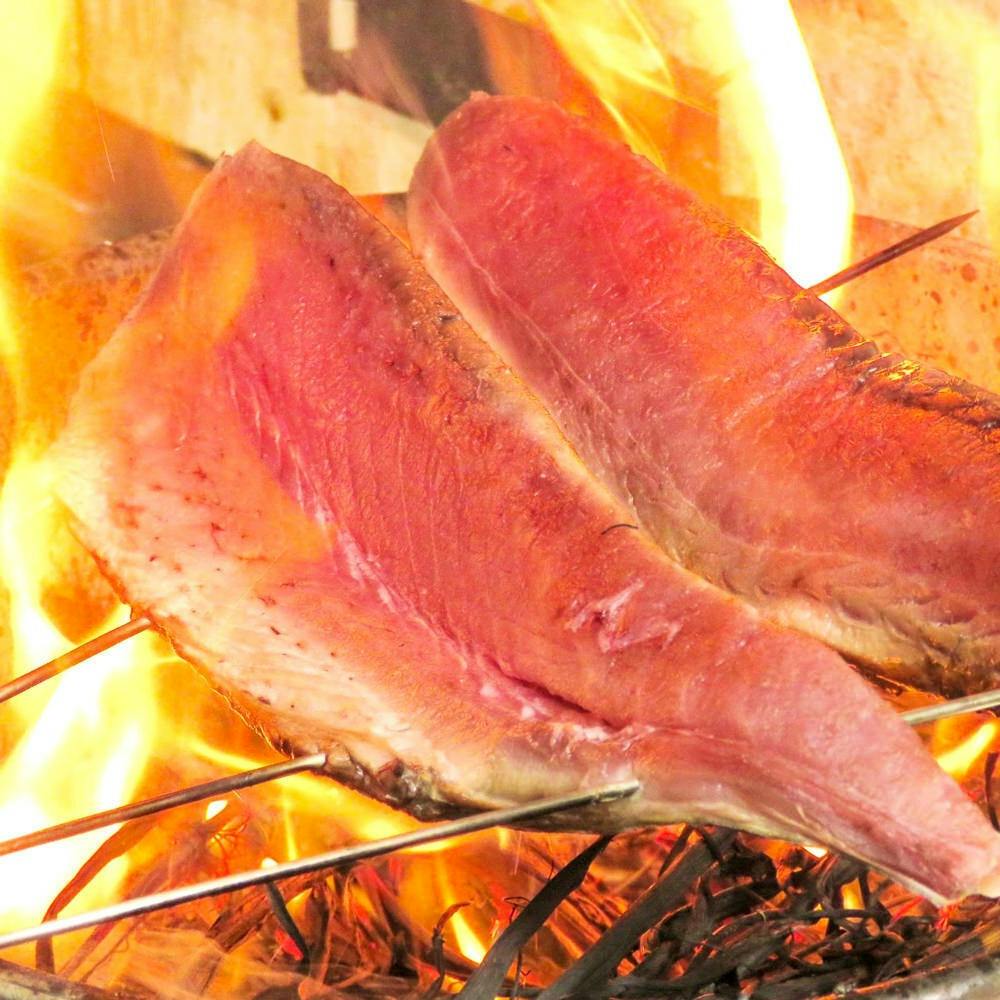 藁の香りが広がる！名物の藁焼き