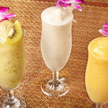 タイ本国人気の樽生シンハービールとフルーツスムージーをどうぞ