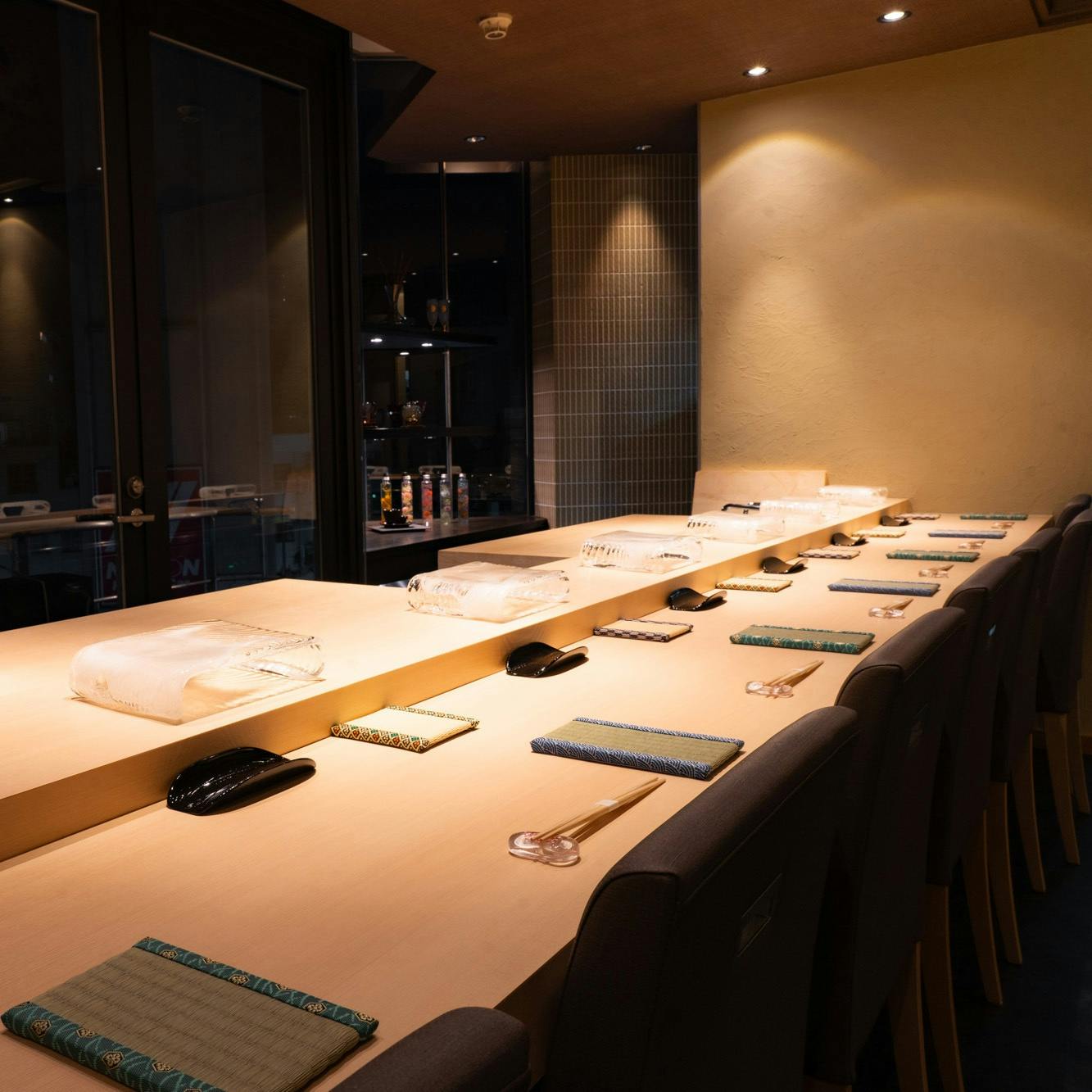 檜の香り漂うカウンター席で贅沢な時間を