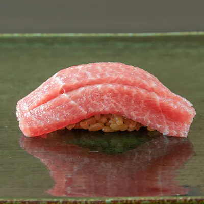 四季折々の旬を活かした握りと逸品料理