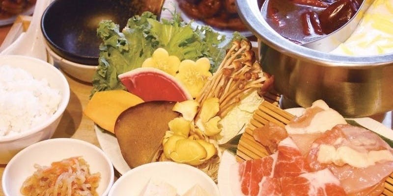 【秋の味覚デトックス薬膳鍋コース】薬膳きのこスープと麻辣・白湯の薬膳3色火鍋など